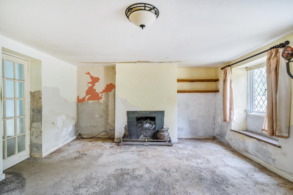 Lot: 156 - END-TERRACE COTTAGE FOR IMPROVEMENT - Living room with fireplace